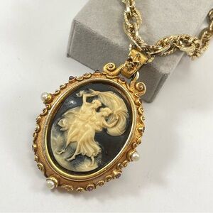 LESLIE BLOCK Signed CAMEO Cabochons Pearls Pendant Chain Necklace Gold Tone